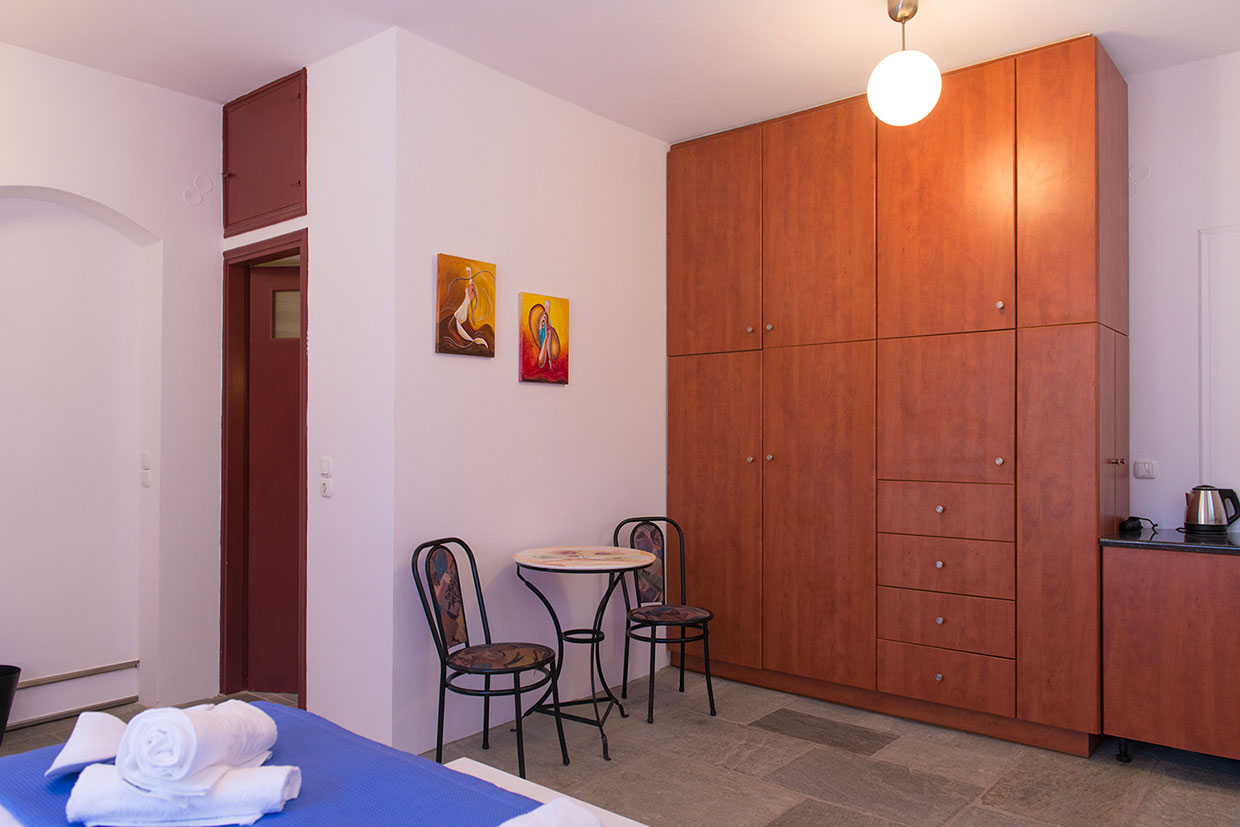 Δωμάτιο με μεγάλη ντουλάπα στη Σίφνο