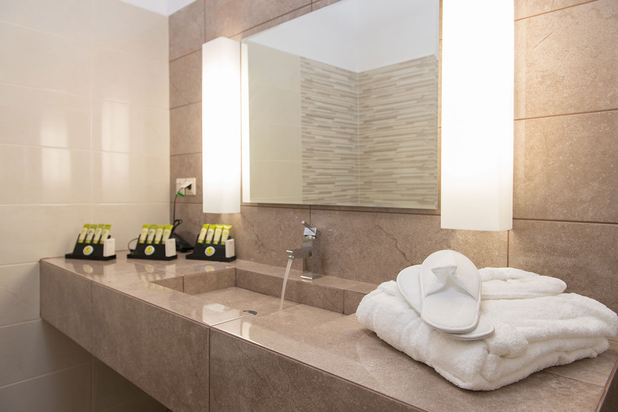 Το μπάνιο της σουίτας στο Kipos accommodation στη Σίφνο