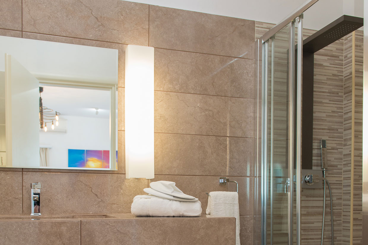 Το μπάνιο της σουίτας στο Kipos accommodation στη Σίφνο