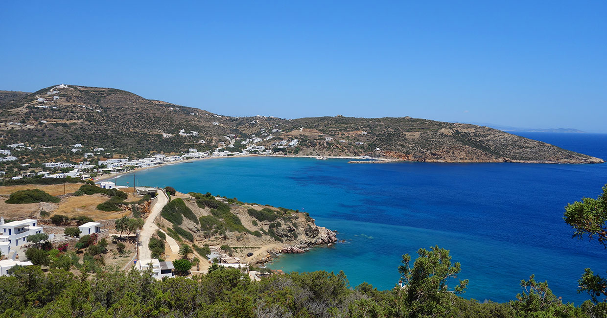 Η παραλία του Πλατύ Γιαλού στη Σίφνο