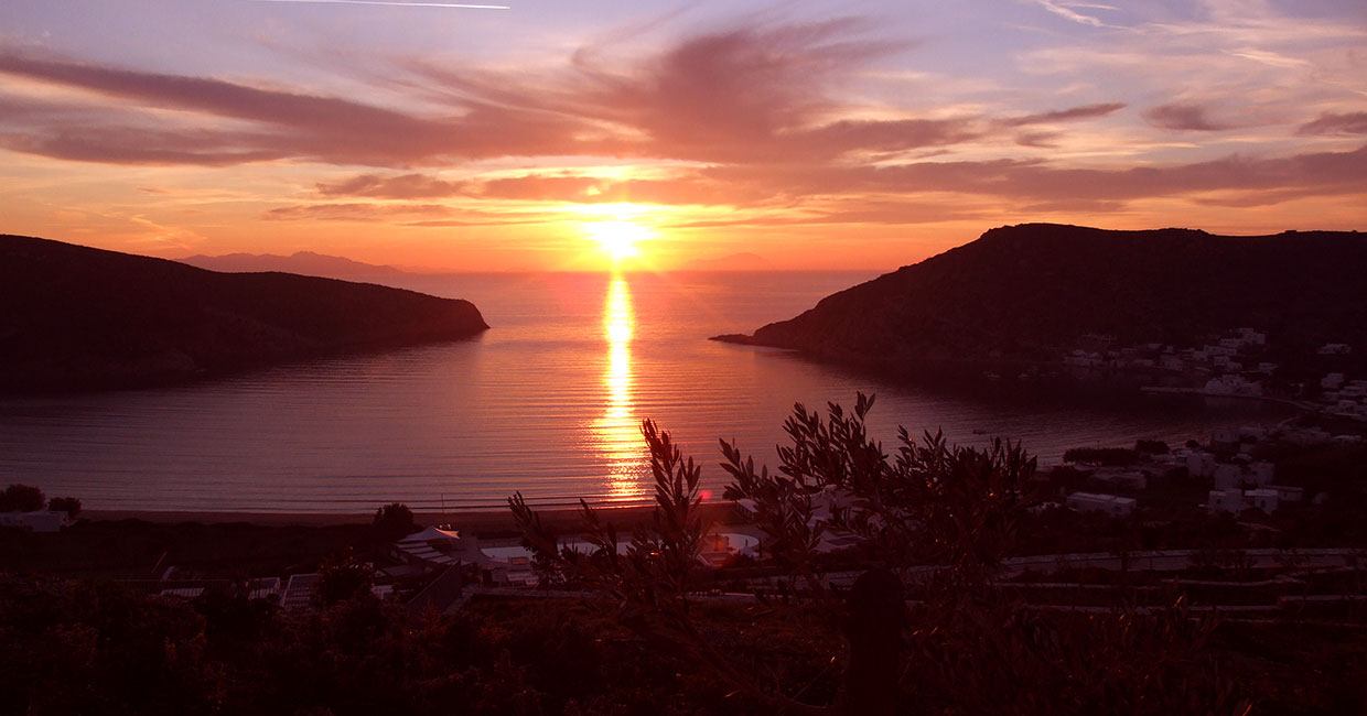 Ηλιοβασίλεμα στο Βαθύ της Σίφνου
